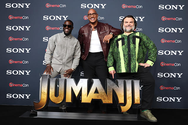 シネマコンに参加したケビン・ハート、ドウェイン・ジョンソン、ジャック・ブラック(左から)