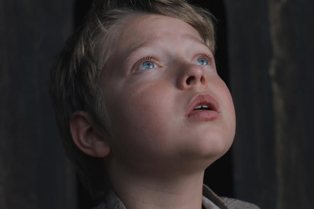 少年ハムネットを演じたジャコビ・ジュープ