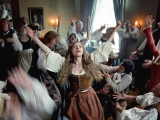 アマンダ・セイフライドが史上最大のユートピアを築いた教祖に「アン・リー」場面写真＆クリエイターインタビュー動画