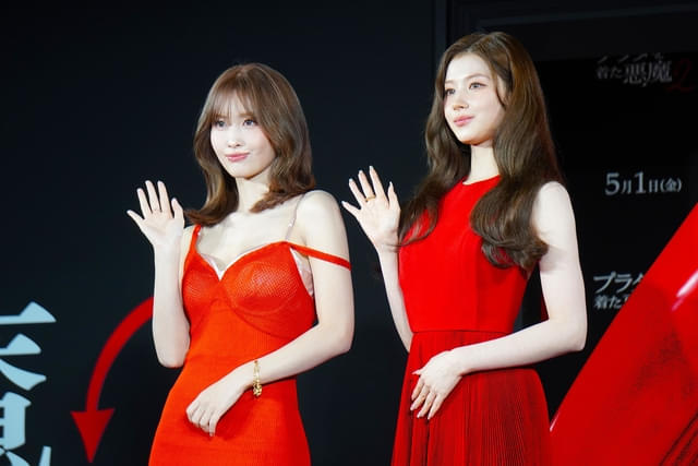 TWICE」MOMOとSANA、赤のドレスで登場！「プラダを着た悪魔2」ジャパン