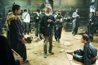 黒沢清監督が目指す「全く新しい時代劇映画の古典」とは？【「黒牢城」撮影現場ルポ】