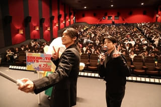目黒蓮と高橋文哉がサプライズ登場！「SAKAMOTO DAYS」ファミリー試写会映像公開