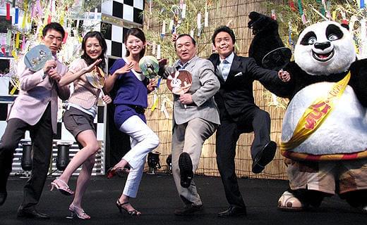 人気アナが揃ってカンフー・ポーズ