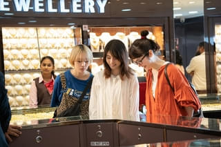 有村架純×黒木華×南沙良が闇バイト！ 「マジカル・シークレット・ツアー」“金密輸”の旅の始まりを捉えた本編映像