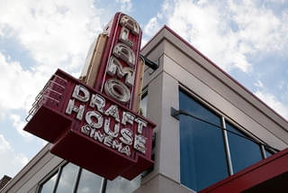 スマホ禁止で知られた米映画館チェーン、一転して「スマホ推奨」に