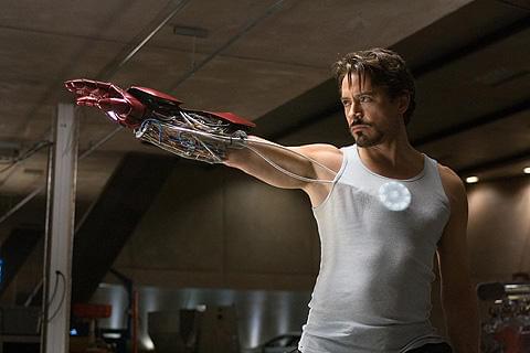 「アイアンマン」ロバート・ダウニー・Jr.が名探偵ホームズに！