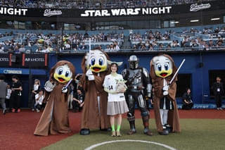 恒松祐里、グローグー愛を込めた力強いピッチングを披露！ 大ヒット記念「STAR WARS NIGHT」開催