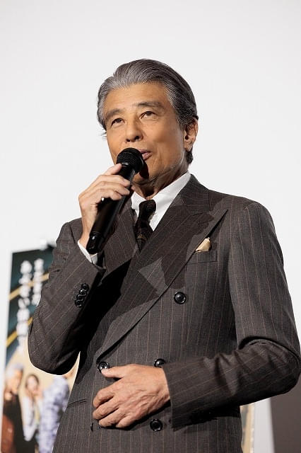 舘ひろしが赤エプロン姿でオープニングスタッフに!?「免許返納!?」TOHO