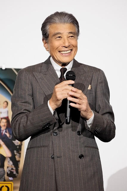 舘ひろしが赤エプロン姿でオープニングスタッフに!?「免許返納!?」TOHO