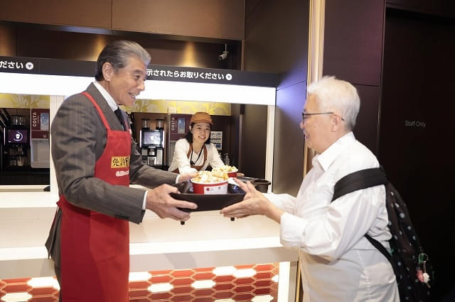 舘ひろしネガフィルム 舘ひろしが赤エプロン姿でオープニングスタッフに!?「免許返納!?」TOHO