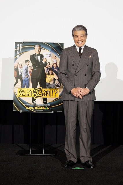 舘ひろしが赤エプロン姿でオープニングスタッフに!?「免許返納!?」TOHO