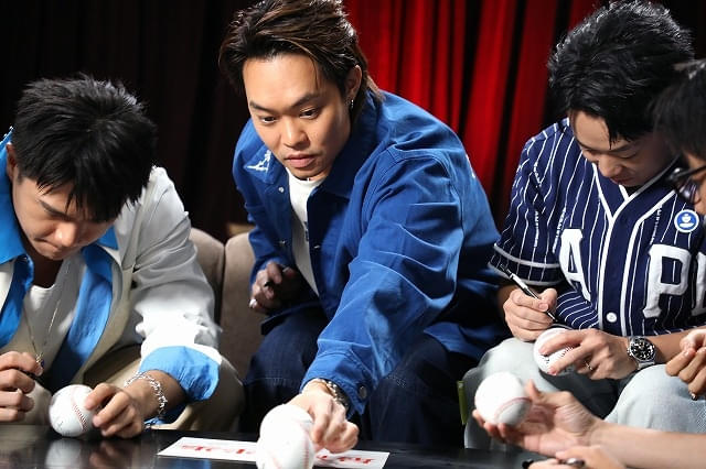 特別映像撮影時のトニー・ウー（中央）