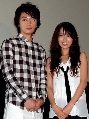 戸田恵梨香＆細田よしひこが仲良しぶりをアピール！「闘茶」初日