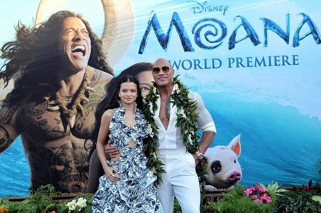 キャサリン・ランガイア（左）とドウェイン・ジョンソン
