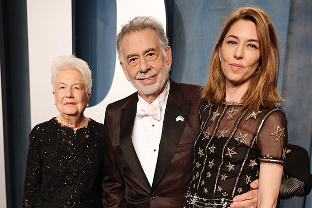 左からエレノア・コッポラさん、フランシス・フォード・コッポラ、ソフィア・コッポラ。2022年のヴァニティ・フェア主催パーティーより。