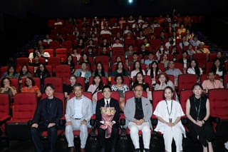 美輪明宏さんが語りを務めた「長崎 閃光の影で」ダナン・アジア映画祭で上映、「なぜ今、戦争映画をつくるのか」ベトナムの観客から活発な質問