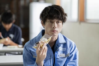 坂口健太郎の“憂い”に惚れた――社会の片隅で静かに暮らす孤独な青年を体現「私はあなたを知らない、」新場面写真