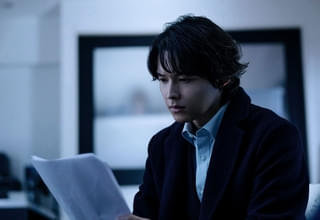松村北斗＆今田美桜が体現した“複雑な感情” 容疑者の息子と被害者の娘がバディに「白鳥とコウモリ」新場面写真公開