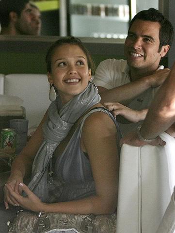 ジェシカ・アルバが、6月に産んだ女の子と米誌表紙飾る！