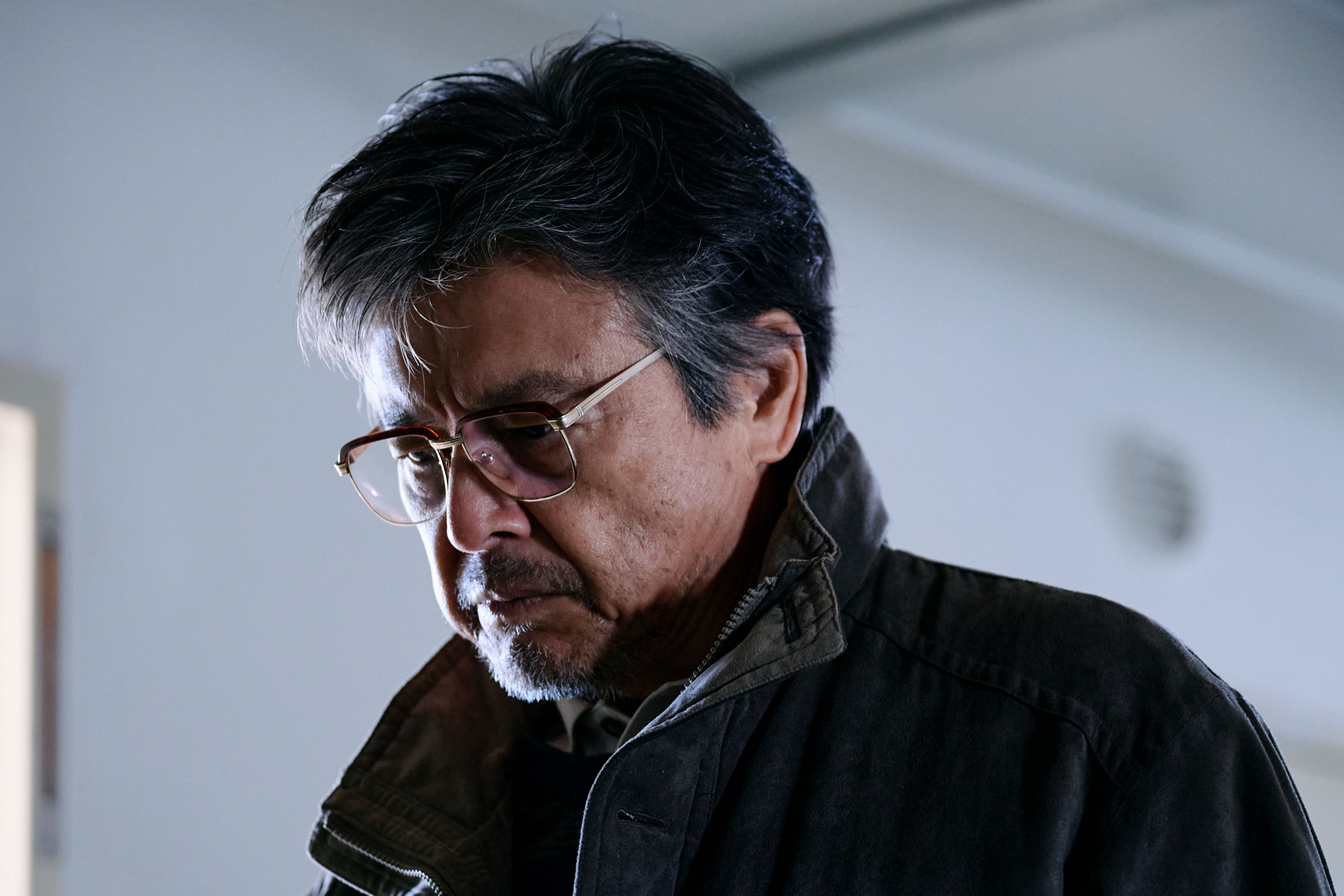 「殺したのは私です…」三浦友和×柄本佑×前原滉の息呑む心理戦 東野圭吾原作「白鳥とコウモリ」本編映像