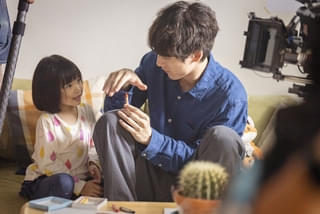 坂口健太郎主演「私はあなたを知らない、」、子役の微笑ましいやり取りを収めたメイキング映像を披露
