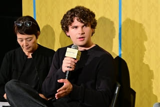 「バックルームズ」世界中で注目を集める“21歳”ケイン・パーソンズ監督が来日 小島秀夫と“創造力”について語り合う
