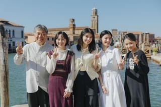 実写「ルックバック」出口夏希、蒔田彩珠らキャスト&是枝裕和監督がベネチアに到着 公式上映に向けてコメント