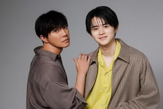 鈴鹿央士＆成宮寛貴が目の当たりにした「泣きっ面に蜂」の状態とは？【「藁にもすがる獣たち」インタビュー】