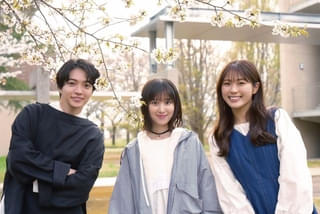 「時給三〇〇円の死神」西畑大吾、福本莉子、渋谷凪咲の和やかな撮影裏を捉えたメイキング写真公開！