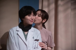 Netflix「ダウンタイム」松岡茉優×仲里依紗が舞台裏を巡る豪華セットツアー映像到着！研ナオコの特殊メイク過程も初公開