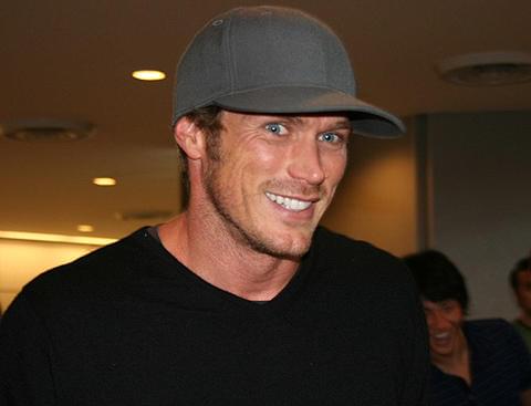 空港でファンとキスのサービスも！「SATC」のイケメン、スミスが来日