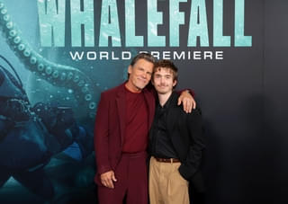 「クジラに落ちた男」ワールドプレミア オースティン・エイブラムスとジョシュ・ブローリンが熱く肩を組む