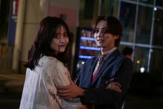 吉野北人×鈴木愛理が“ゾンビメイク”！ 「昨夜は殺れたかも」撮影の舞台裏を捉えたオフショットを披露