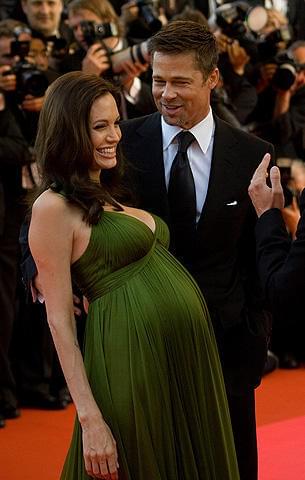 アンジェリーナ＆ブラピの双子写真が米英の雑誌で公開！