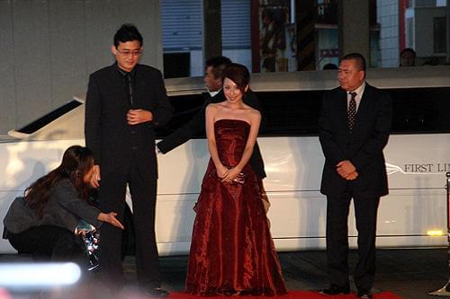 心霊スポット？恐さ満点の古びた倉庫で「シャッター」ジャパンプレミア