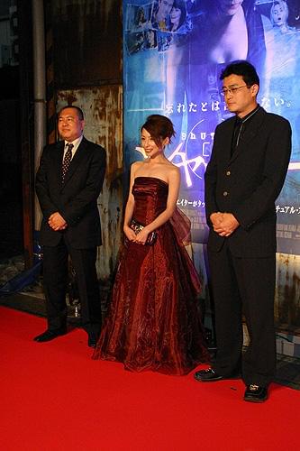 心霊スポット？恐さ満点の古びた倉庫で「シャッター」ジャパンプレミア