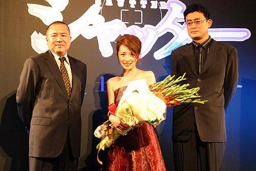 心霊スポット？恐さ満点の古びた倉庫で「シャッター」ジャパンプレミア