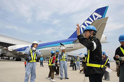 本物のジャンボ機を使った撮影に臨む矢口監督(右)