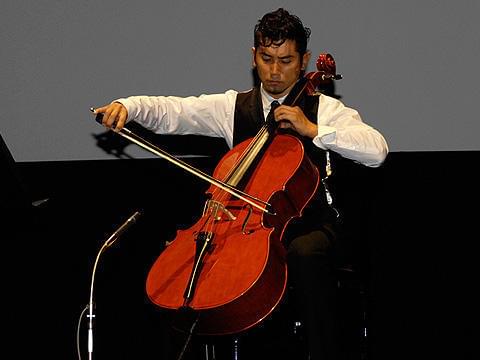 本木雅弘がロケ地庄内に感謝を込めチェロ演奏！「おくりびと」試写会