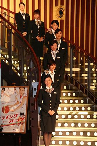 石原さとみが制服にハイヒール姿で華麗なシュート！「フライング☆ラビッツ」