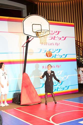 石原さとみが制服にハイヒール姿で華麗なシュート！「フライング☆ラビッツ」