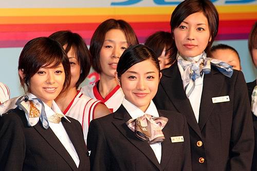 石原さとみが制服にハイヒール姿で華麗なシュート！「フライング☆ラビッツ」