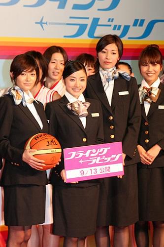 石原さとみが制服にハイヒール姿で華麗なシュート！「フライング☆ラビッツ」