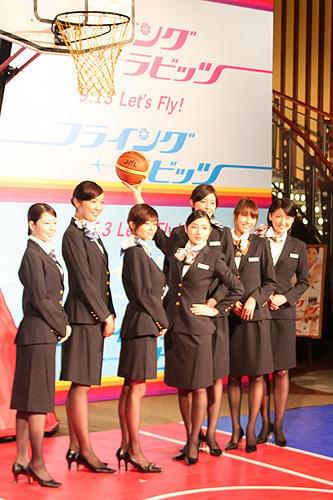 石原さとみが制服にハイヒール姿で華麗なシュート！「フライング☆ラビッツ」