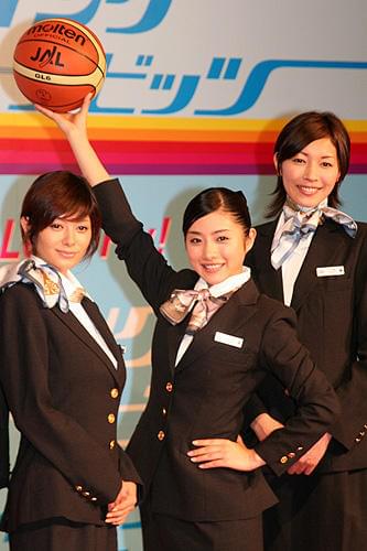 石原さとみが制服にハイヒール姿で華麗なシュート！「フライング☆ラビッツ」