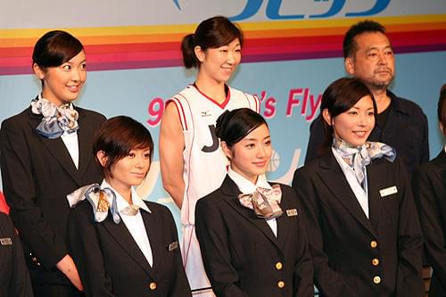 石原さとみが制服にハイヒール姿で華麗なシュート！「フライング☆ラビッツ」