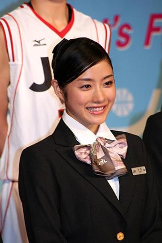 石原さとみが制服にハイヒール姿で華麗なシュート！「フライング☆ラビッツ」