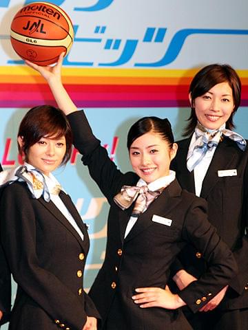 石原さとみが制服にハイヒール姿で華麗なシュート！「フライング☆ラビッツ」