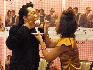 ジョージ＆美佳、結婚10年目のケーキカットに感激！「あぁ、結婚生活」