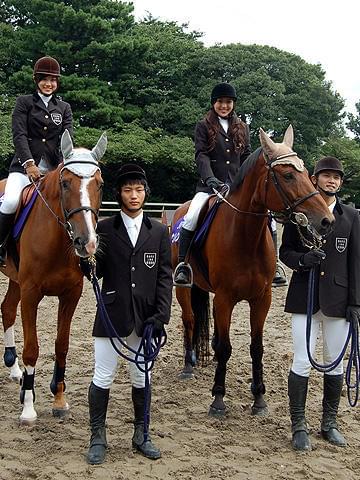 長渕＆志穂美の長女だけに堂々の乗馬姿